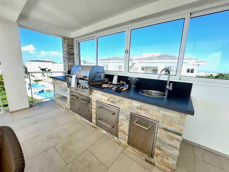 Penthouse w/private Jacuzzi with Golf & Lake View