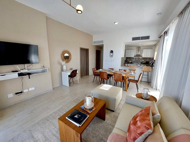 Luxury Penthouse • Jacuzzi • Golf & Lake Views