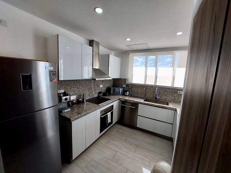Luxury Penthouse • Jacuzzi • Golf & Lake Views