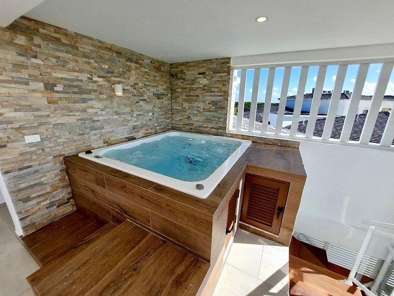 Luxury Penthouse • Jacuzzi • Golf & Lake Views