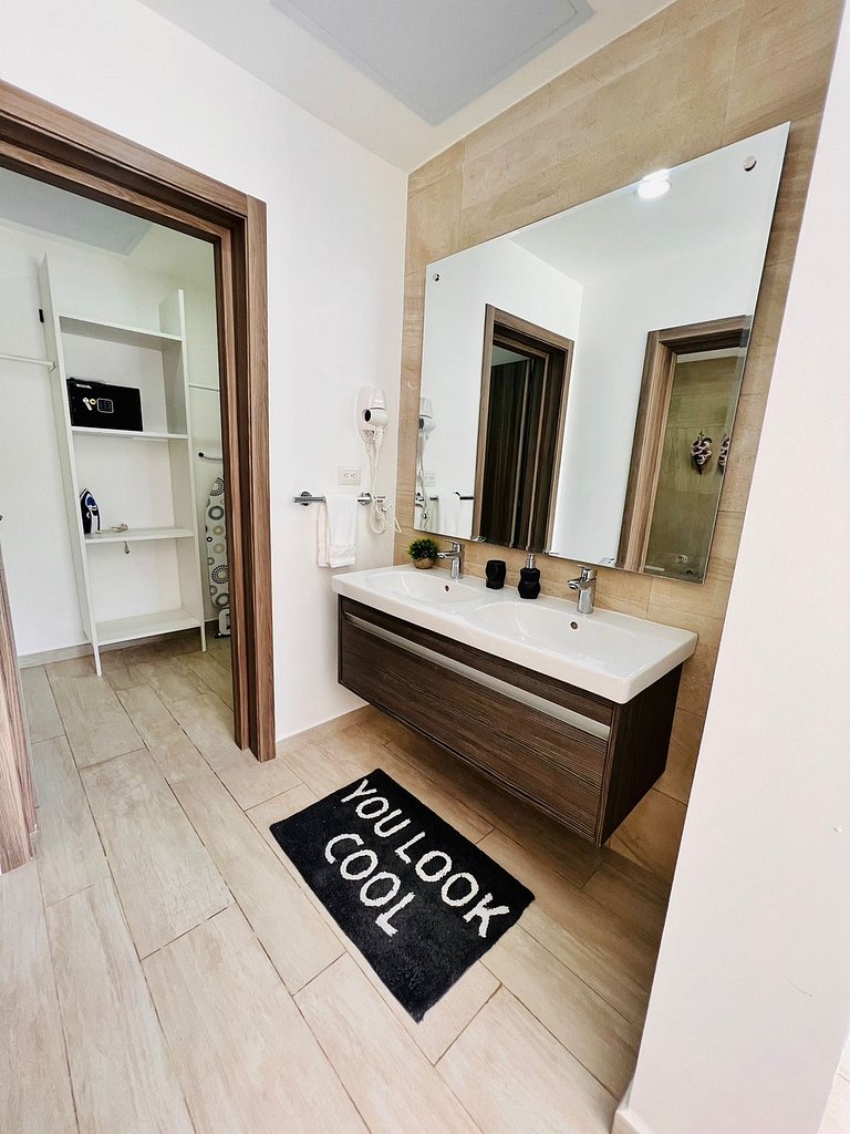 *NEW* Golf & Poolside View Condo in Hard Rock Area