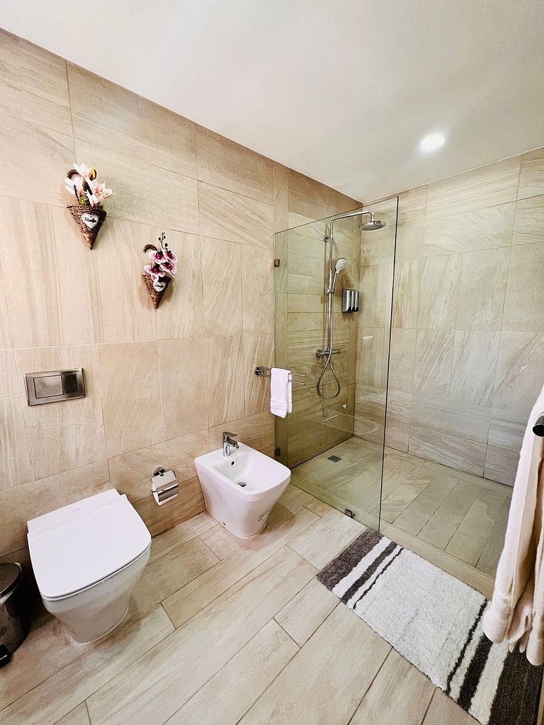 *NEW* Golf & Poolside View Condo in Hard Rock Area