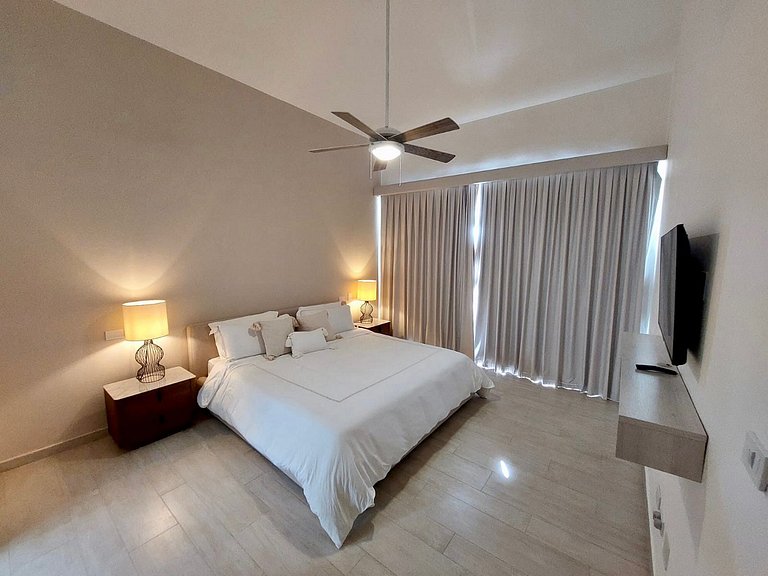 Penthouse w/private Jacuzzi with Golf & Lake View