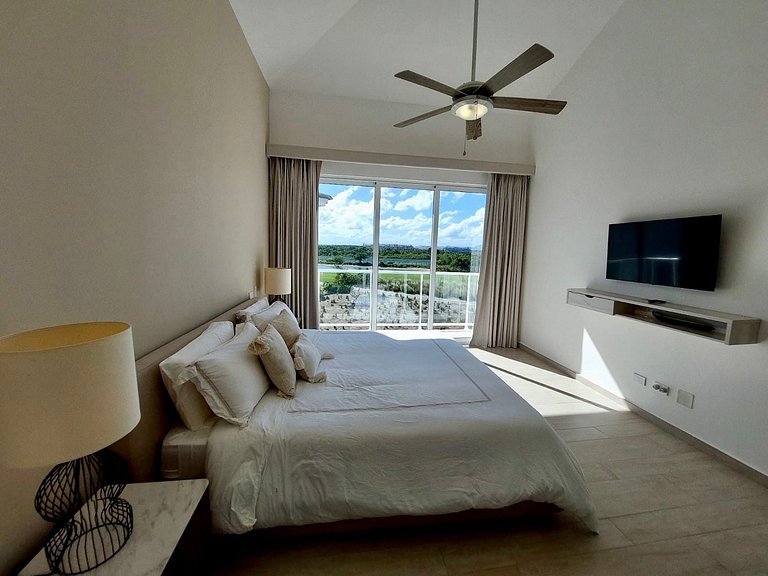 Penthouse w/private Jacuzzi with Golf & Lake View