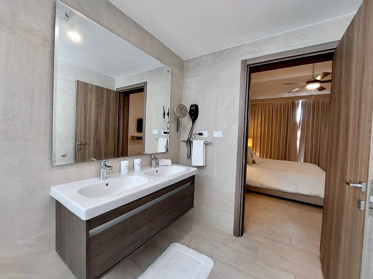 Penthouse w/private Jacuzzi with Golf & Lake View