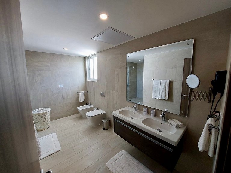 Penthouse w/private Jacuzzi with Golf & Lake View