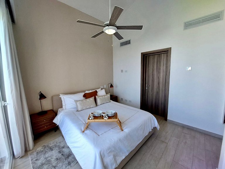 Penthouse w/private Jacuzzi with Golf & Lake View