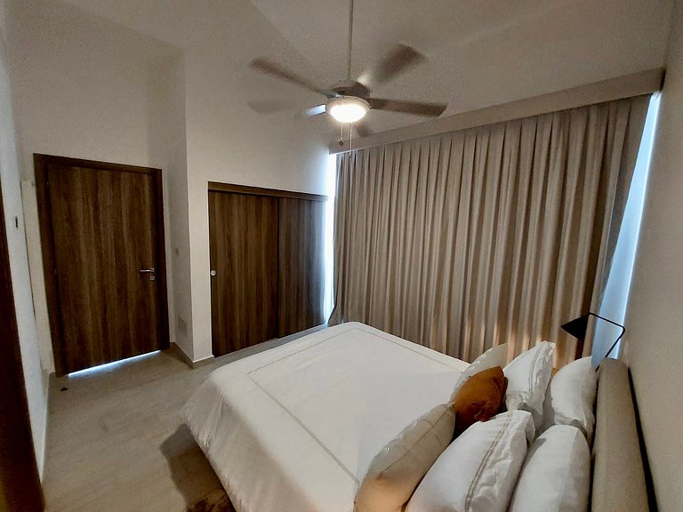 Penthouse w/private Jacuzzi with Golf & Lake View