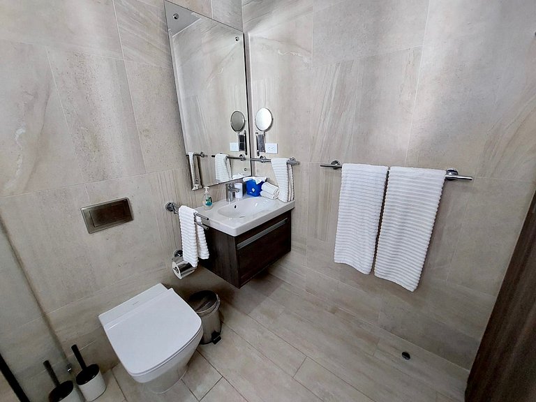 Penthouse w/private Jacuzzi with Golf & Lake View