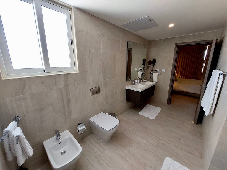 Penthouse w/private Jacuzzi with Golf & Lake View
