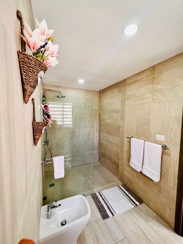 *NEW* Golf & Poolside View Condo in Hard Rock Area