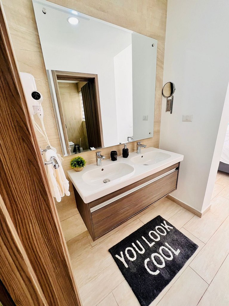 *NEW* Golf & Poolside View Condo in Hard Rock Area