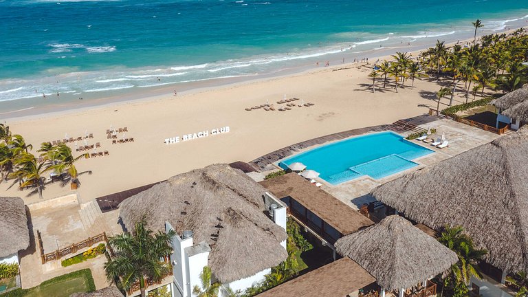 Amazing Pool and Golf View 2BDR in Hard Rock H.