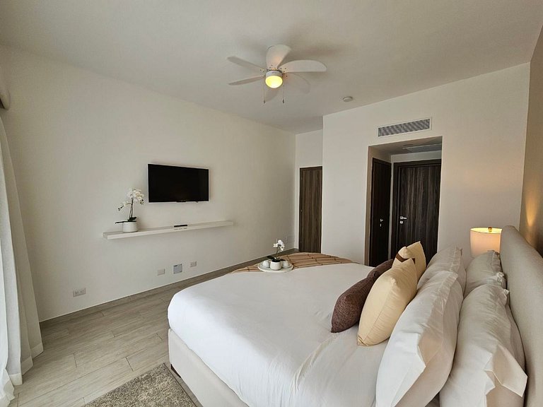 Deluxe Condo w/Pool View at Hard Rock Golf C.