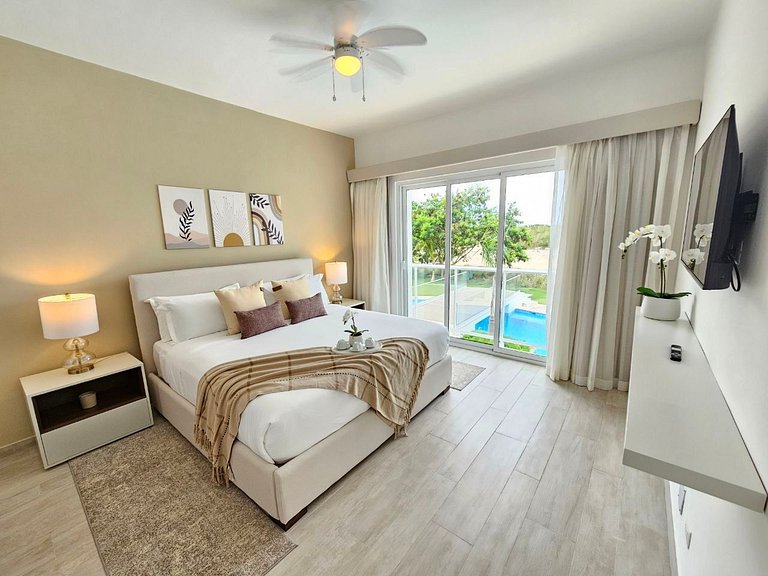 Deluxe Condo w/Pool View at Hard Rock Golf C.