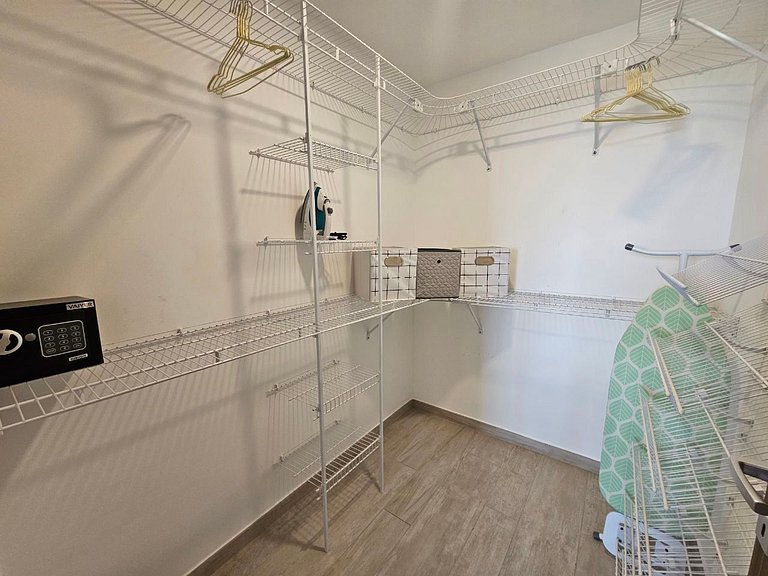 Deluxe Condo w/Pool View at Hard Rock Golf C.