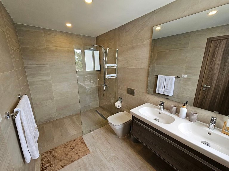Deluxe Condo w/Pool View at Hard Rock Golf C.