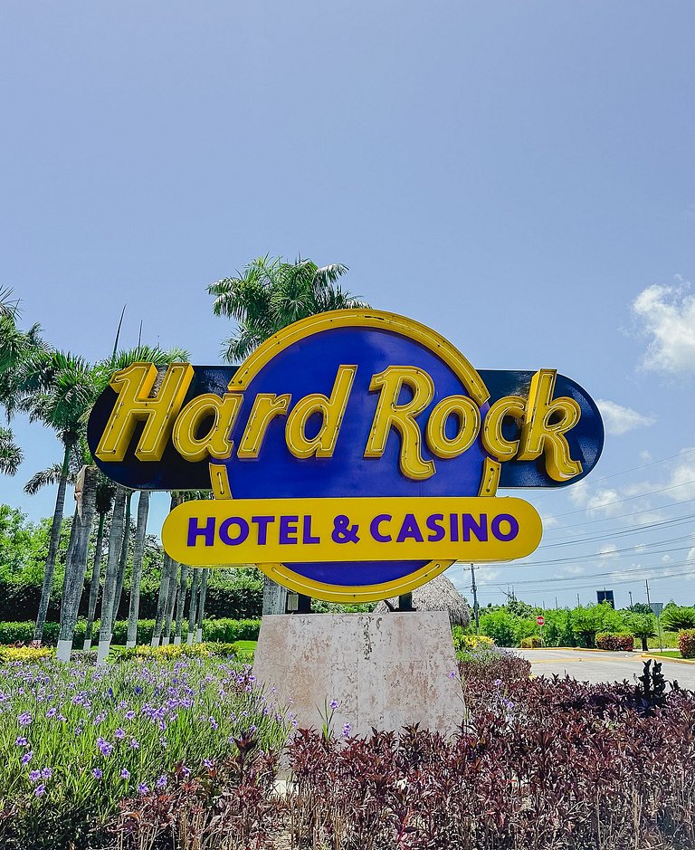 1BDR Rockstar's Paradise in front of Hard Rock H.