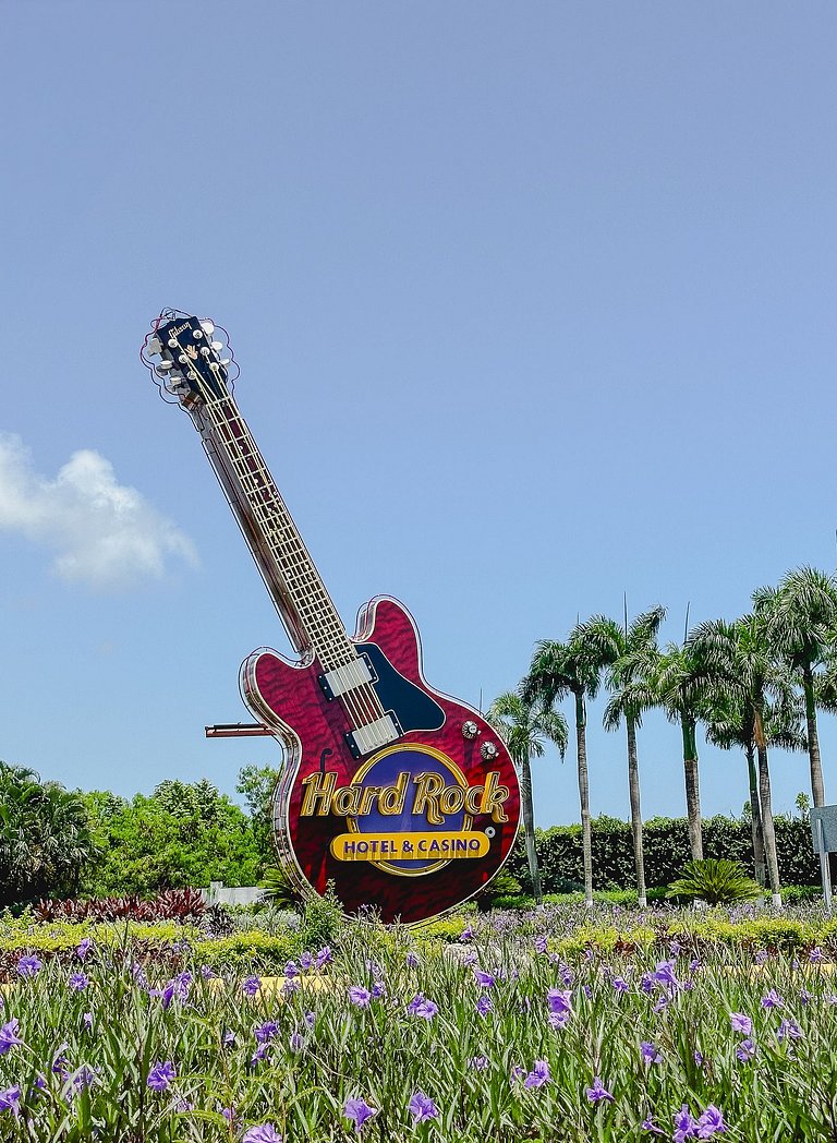 1BDR Rockstar's Paradise in front of Hard Rock H.