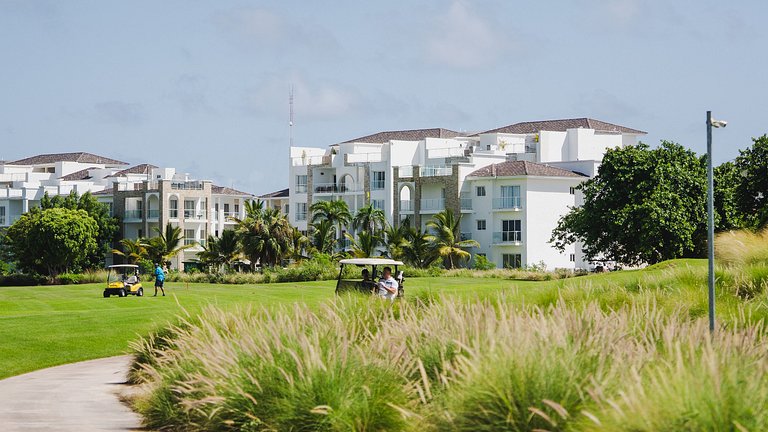 Relax Apto Pool and Golf View in Hard Rock Golf