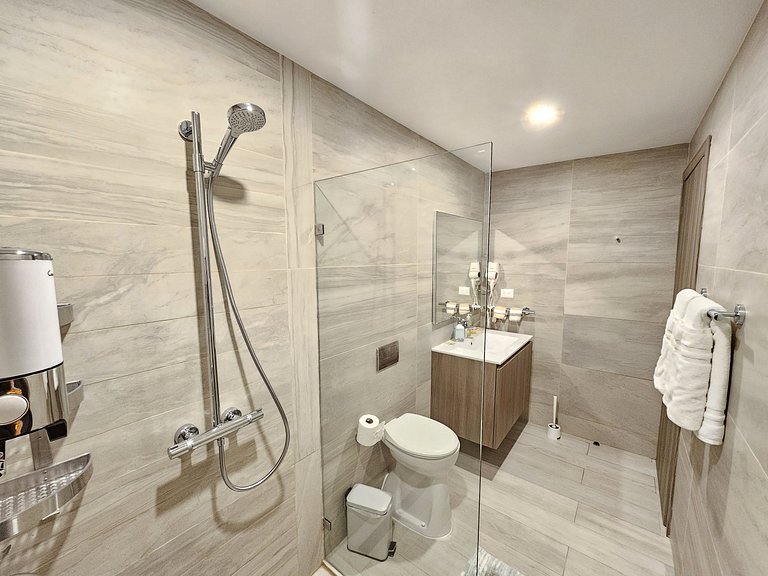 Melody 2BDR Condo with Pool View in Coral Bay #2