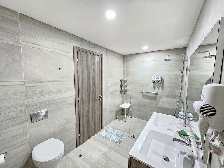 Melody 2BDR Condo with Pool View in Coral Bay #2