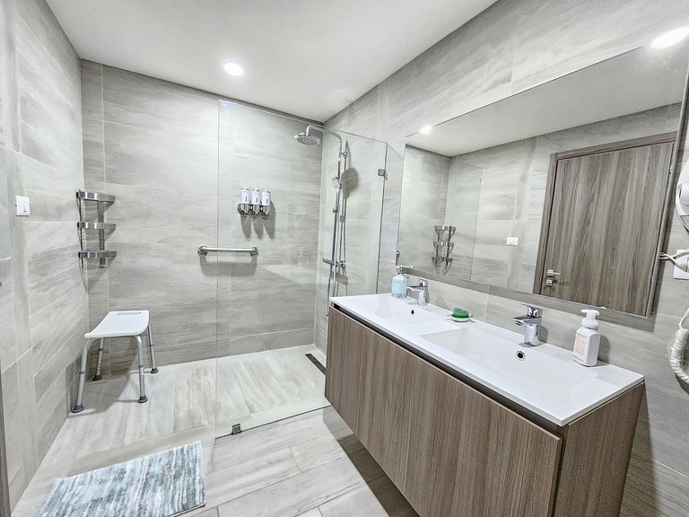 Melody 2BDR Condo with Pool View in Coral Bay #2