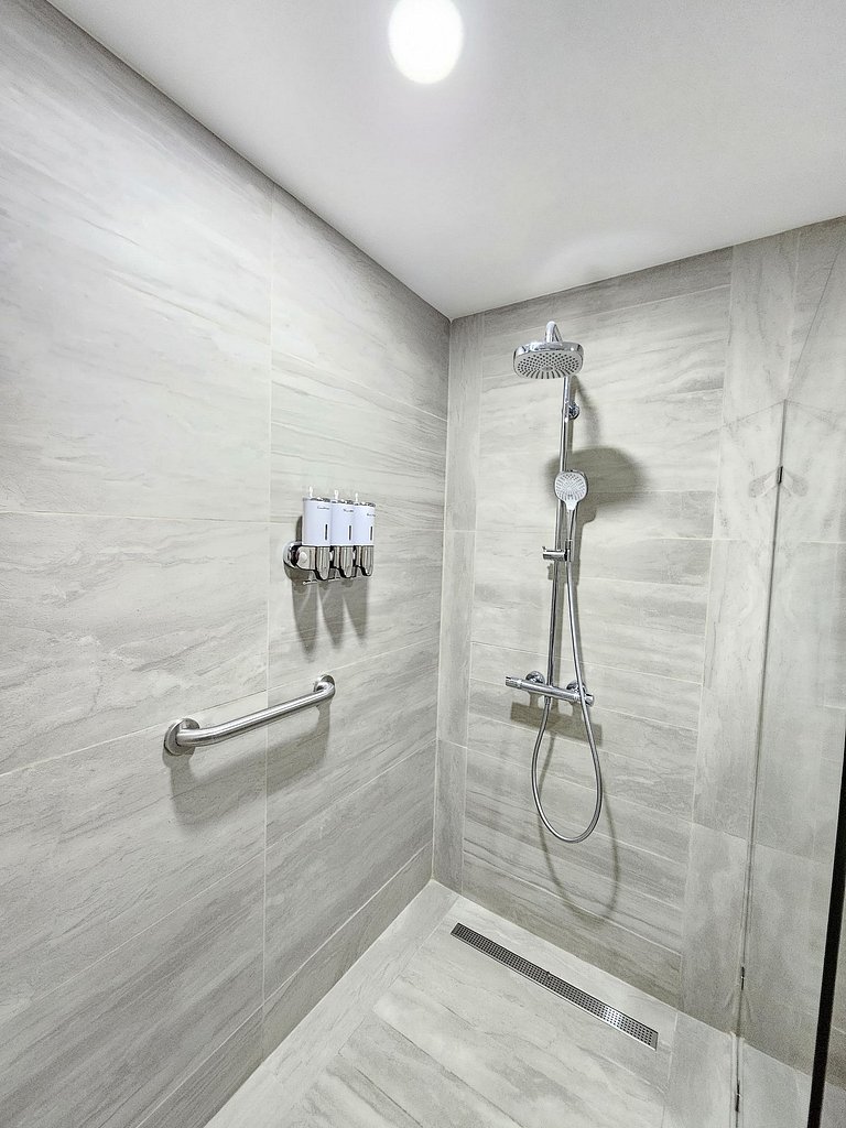 Melody 2BDR Condo with Pool View in Coral Bay #2
