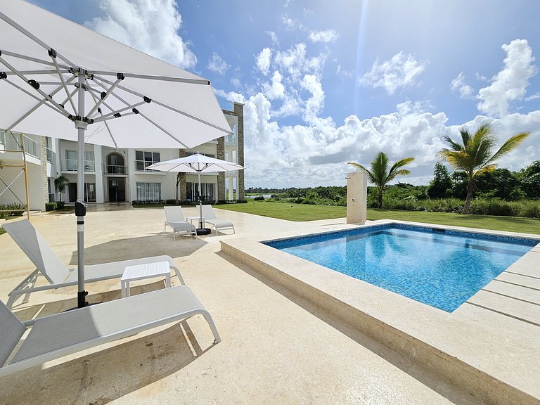 Relaxing 2BDR Condo Overlooking Hard Rock Golf