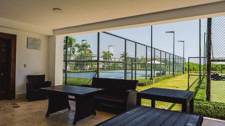 Relaxing 2BDR Condo Overlooking Hard Rock Golf