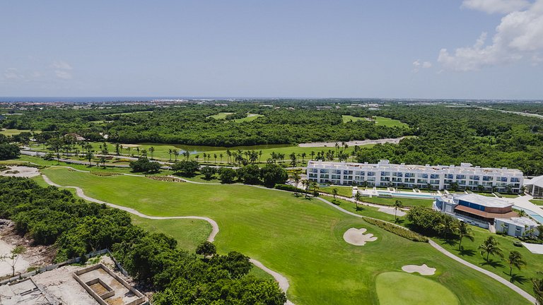 Luxury Penthouse • Jacuzzi • Golf & Lake Views