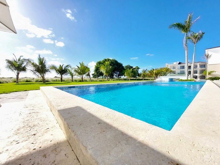 Luxury Penthouse • Jacuzzi • Golf & Lake Views