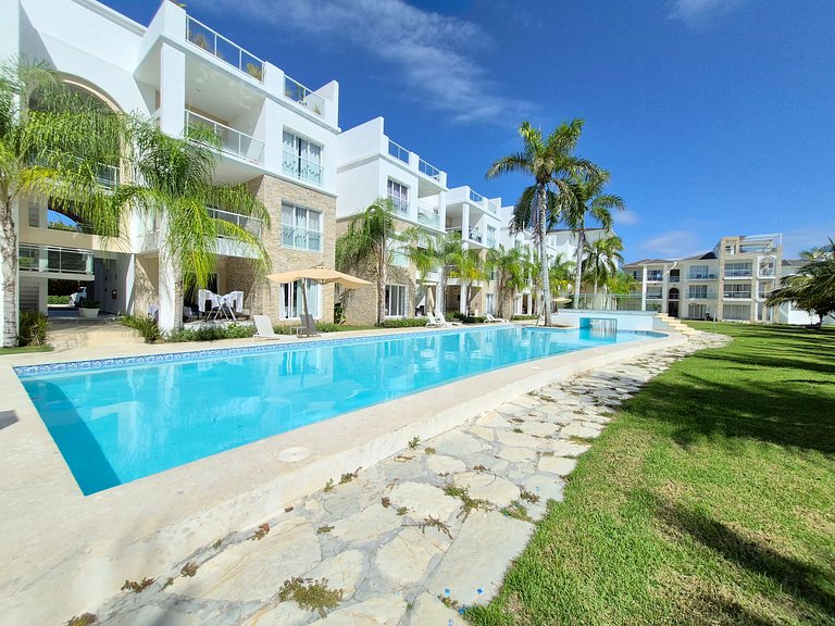 Luxury Penthouse • Jacuzzi • Golf & Lake Views