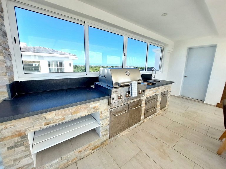 Penthouse Oasis| Private Jacuzzi & Golf Lake Views