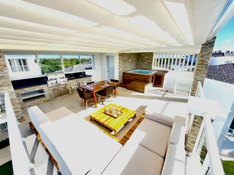 Penthouse Oasis| Private Jacuzzi & Golf Lake Views