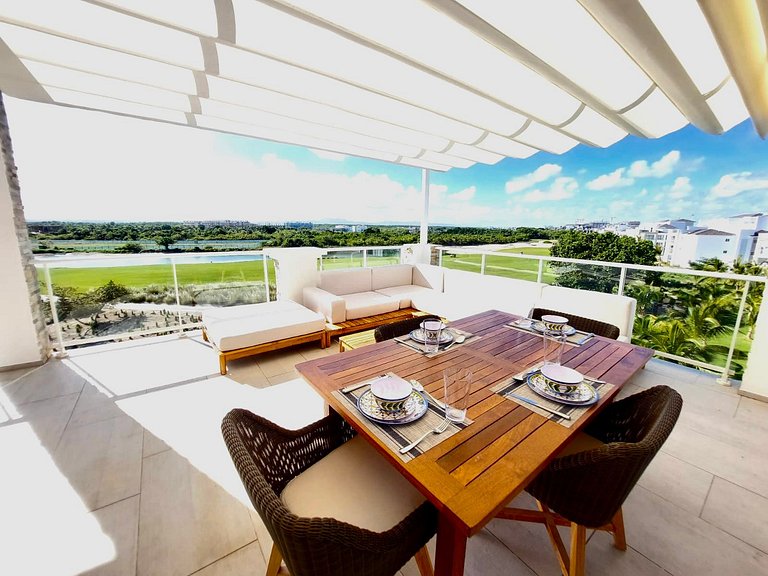 Penthouse Oasis| Private Jacuzzi & Golf Lake Views