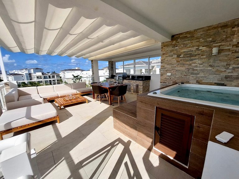Penthouse Oasis| Private Jacuzzi & Golf Lake Views