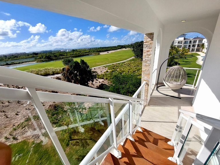Luxury Penthouse • Jacuzzi • Golf & Lake Views
