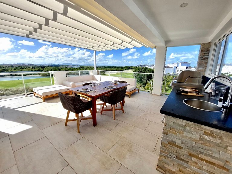 Penthouse Oasis| Private Jacuzzi & Golf Lake Views