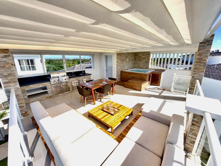 Penthouse Oasis| Private Jacuzzi & Golf Lake Views