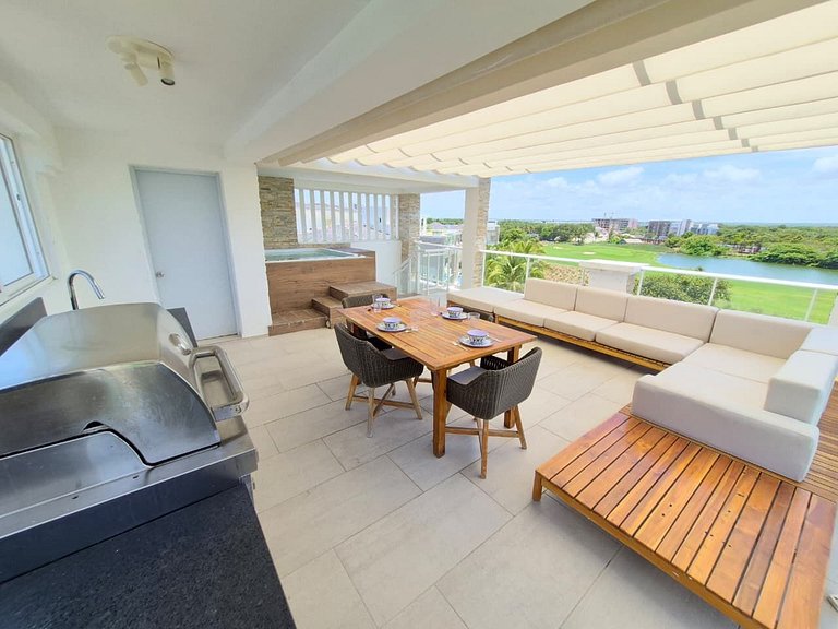 Luxury Penthouse • Jacuzzi • Golf & Lake Views