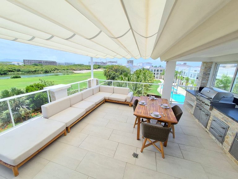 Luxury Penthouse • Jacuzzi • Golf & Lake Views