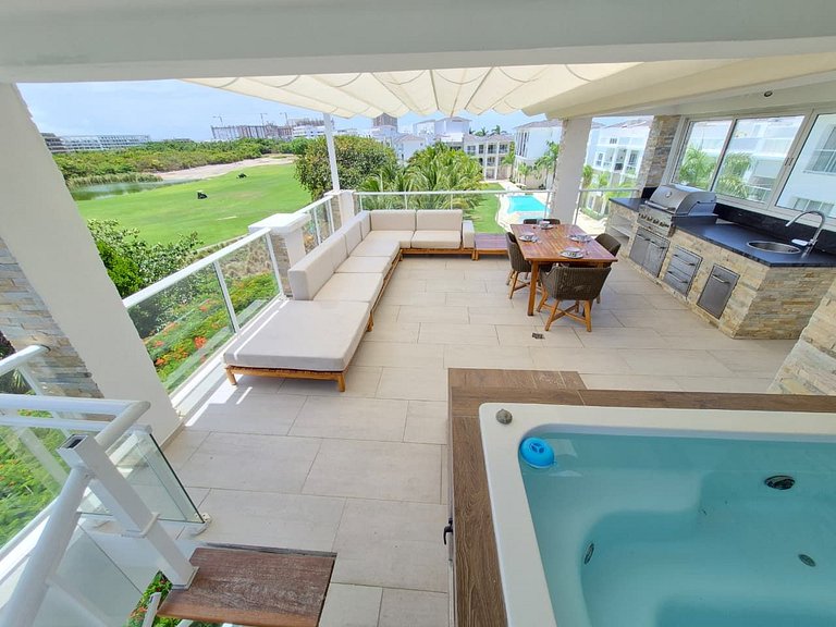 Luxury Penthouse • Jacuzzi • Golf & Lake Views