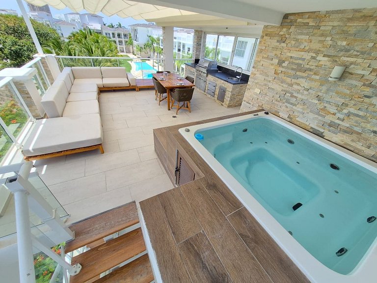 Luxury Penthouse • Jacuzzi • Golf & Lake Views