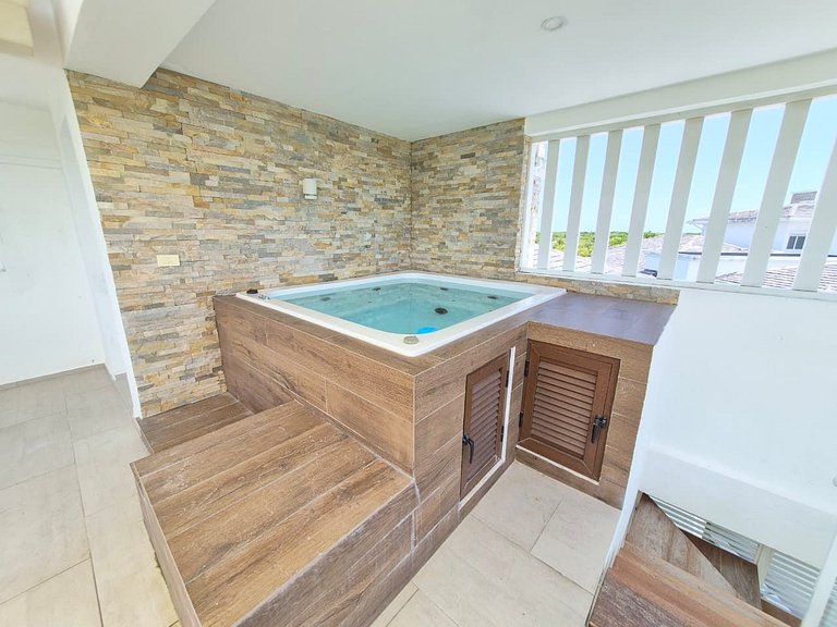 Luxury Penthouse • Jacuzzi • Golf & Lake Views