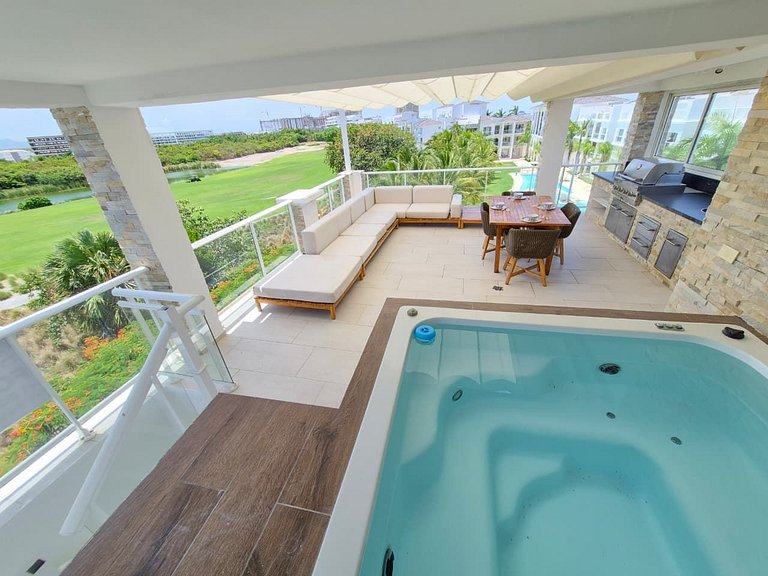 Luxury Penthouse • Jacuzzi • Golf & Lake Views