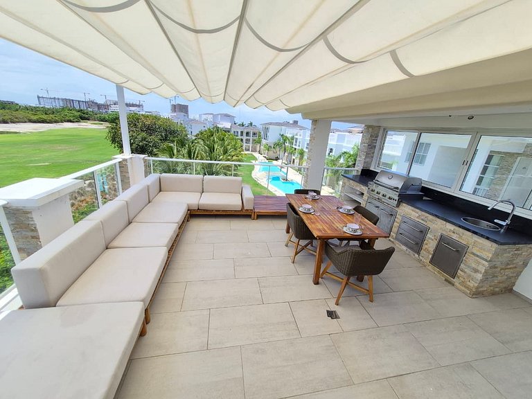 Luxury Penthouse • Jacuzzi • Golf & Lake Views