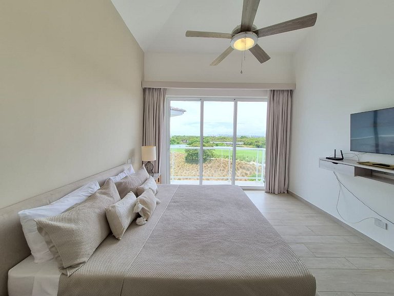 Breathtaking PH Golf & Lake Views • Hard Rock Golf