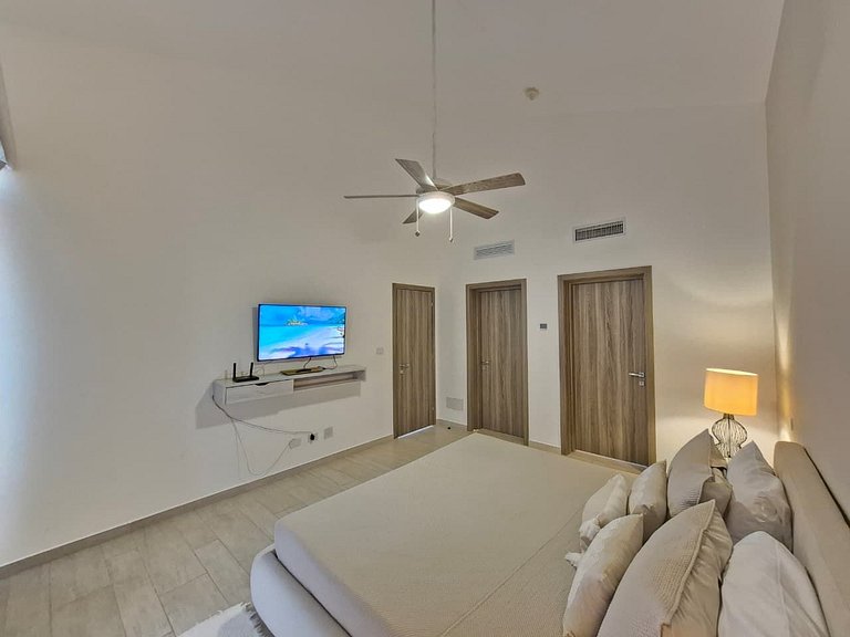 Luxury Penthouse • Jacuzzi • Golf & Lake Views