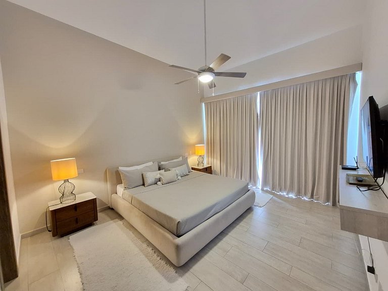 Luxury Penthouse • Jacuzzi • Golf & Lake Views
